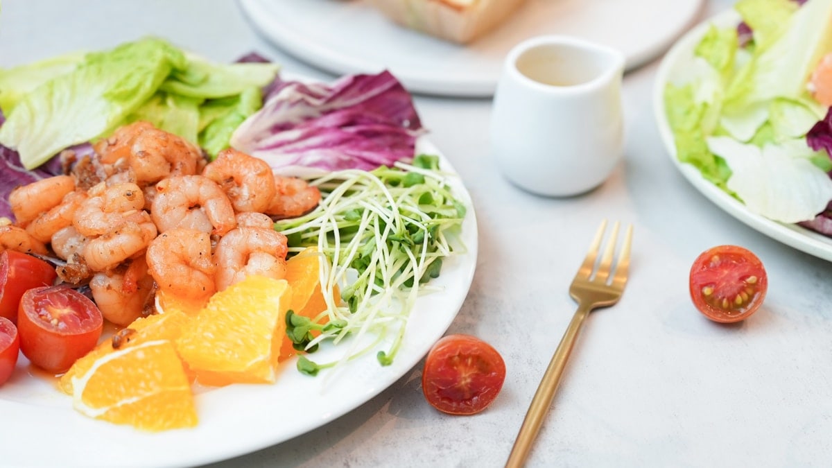 Shrimp salad with tomatoes and orange.
